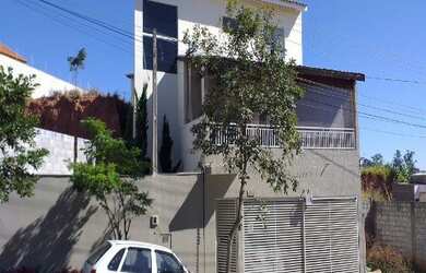 Imagem: A casa possui 3 Dormitórios, 3 Banheiros, 2 Vagas na garagem