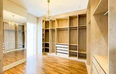 Imagem: A casa em condomínio e possui 4 Dormitórios, Suítes, 5 Banheiros