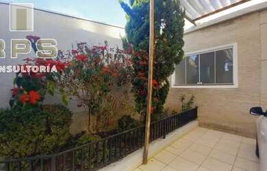 Imagem: A casa possui 3 Dormitórios, 2 Banheiros, 2 Vagas na garagem