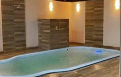 Imagem: A casa possui 3 Dormitórios, 2 Banheiros, 2 Vagas na garagem