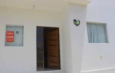 Imagem: A casa possui 3 Dormitórios, 2 Banheiros, 1 Vaga na garagem