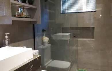 Imagem: A casa possui 3 Dormitórios, 3 Banheiros, 4 Vagas na garagem