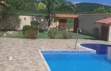 Imagem: A casa possui 1 Dormitório, 2 Banheiros, 2 Vagas na garagem