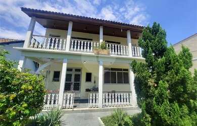 Imagem: A casa possui 5 Dormitórios, 4 Banheiros, 5 Vagas na garagem