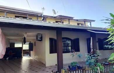 Imagem: A casa possui 5 Dormitórios, 3 Banheiros, 2 Vagas na garagem