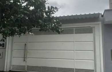 Imagem: A casa possui 2 Dormitórios, 1 Banheiro, 2 Vagas na garagem