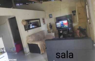 Imagem: A casa possui 2 Dormitórios, 1 Banheiro, 1 Vaga na garagem