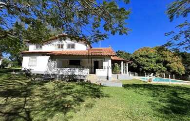 Imagem: A casa possui 5 Dormitórios, 5 Banheiros e 250m² de Área