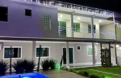 Imagem: A casa possui 5 Dormitórios, Acomodam 20 pessoas, 5 Vagas na