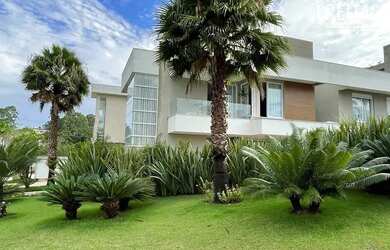 Imagem: A casa em condomínio possui 4 Dormitórios, 5 Banheiros, 4