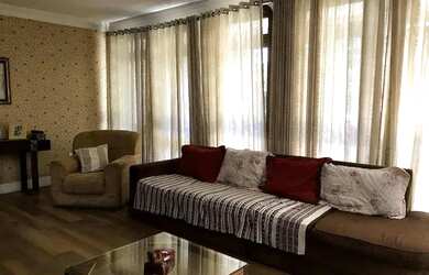 Imagem: A casa possui 3 Dormitórios, 3 Banheiros, 2 Vagas na garagem