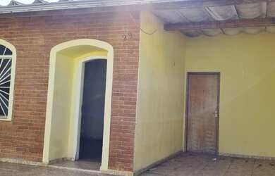 Imagem: A casa possui 3 Dormitórios, 2 Banheiros, 2 Vagas na garagem