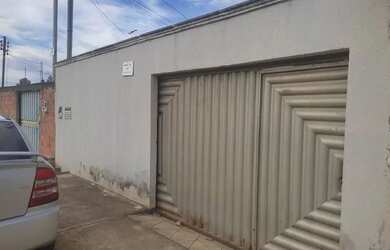 Imagem: A casa possui 2 Dormitórios, 1 Banheiro, 2 Vagas na garagem