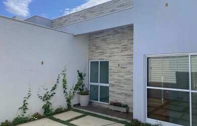 Imagem: A casa possui 3 Dormitórios, 3 Banheiros, 2 Vagas na garagem