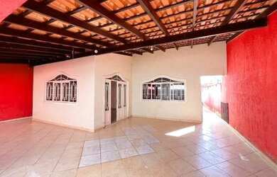 Imagem: A casa possui 3 Dormitórios, 2 Banheiros e está localizado