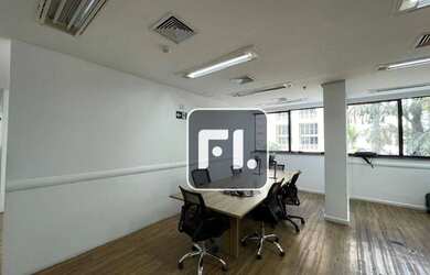 Imagem: O depósito possui 5 Vagas na garagem e 282m² de Área e está