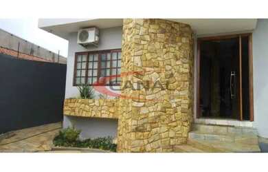 Imagem: A casa possui 3 Dormitórios, 4 Banheiros, 3 Vagas na garagem