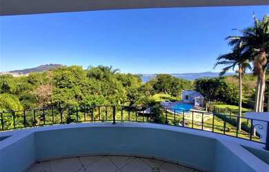 Imagem: A casa possui 5 Dormitórios, 5 Banheiros, 4 Vagas na garagem