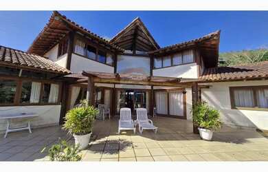 Imagem: A casa possui 4 Dormitórios, 5 Banheiros, 450m² de Área