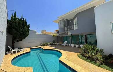 Imagem: A casa possui 4 Dormitórios, 5 Banheiros, 4 Vagas na garagem