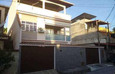 Imagem: A casa possui 5 Dormitórios, 4 Banheiros, 3 Vagas na garagem