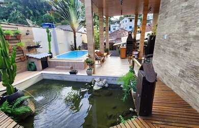 Imagem: A casa possui 3 Dormitórios, 2 Banheiros, 2 Vagas na garagem