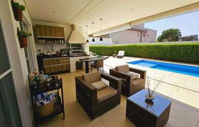 Imagem: A casa em condomínio possui 4 Dormitórios, 5 Banheiros, 4