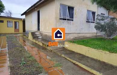 Imagem: A casa possui 2 Dormitórios, 2 Banheiros, 4 Vagas na garagem