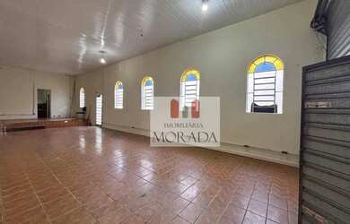 Imagem: O depósito possui 2 Vagas na garagem, 180m² de Área e está