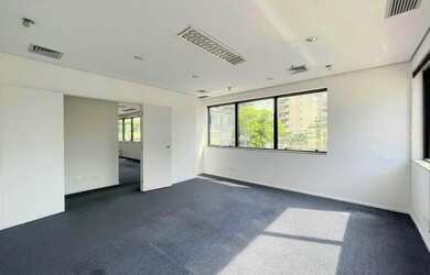 Imagem: O depósito possui 5 Vagas na garagem e 250m² de Área e está