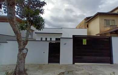 Imagem: A casa possui 3 Dormitórios, 2 Banheiros, 2 Vagas na garagem