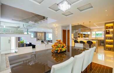 Imagem: A casa em condomínio possui 4 Dormitórios, 5 Banheiros, 4