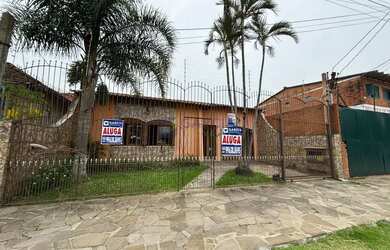 Imagem: A casa possui 4 Dormitórios, 2 Banheiros, 4 Vagas na garagem