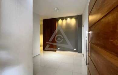 Imagem: O depósito para alugar possui 4 Vagas na garagem e 268m² de