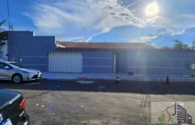 Imagem: A casa possui 4 Dormitórios, 5 Banheiros, 5 Vagas na garagem