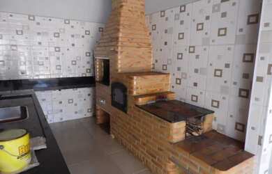 Imagem: A casa possui 2 Dormitórios, 2 Banheiros, 3 Vagas na garagem