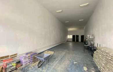 Imagem: O depósito possui 4 Vagas na garagem, 164m² de Área e está