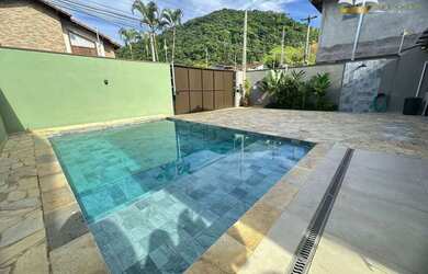 Imagem: A casa possui 5 Dormitórios, 4 Banheiros, 4 Vagas na garagem