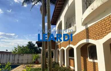 Imagem: A casa possui 5 Dormitórios, 5 Banheiros, 4 Vagas na garagem