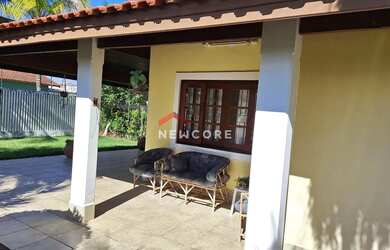 Imagem: A casa possui 4 Dormitórios, 4 Banheiros, 5 Vagas na garagem