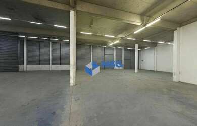 Imagem: O depósito possui 4 Vagas na garagem, 1.400m² de Área e