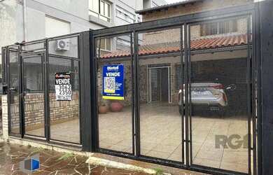 Imagem: A casa possui 3 Dormitórios, 3 Banheiros, 4 Vagas na garagem