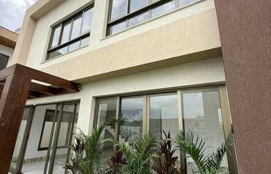 Imagem: A casa em condomínio possui 5 Dormitórios, 5 Banheiros, 4