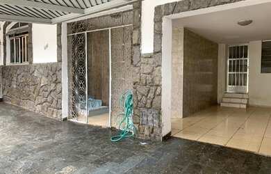 Imagem: A casa possui 3 Dormitórios, 2 Banheiros, 2 Vagas na garagem