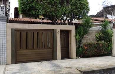 Imagem: A casa possui 4 Dormitórios, 1 Banheiro, 2 Vagas na garagem