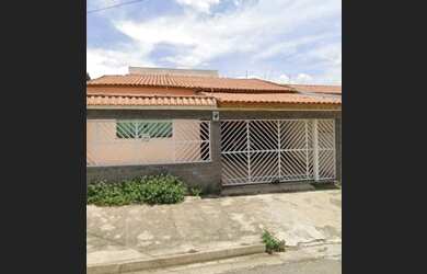 Imagem: A casa possui 3 Dormitórios, 3 Banheiros, 3 Vagas na garagem