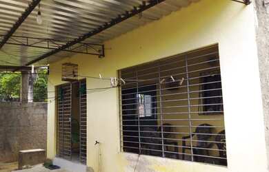 Imagem: A casa possui 3 Dormitórios, 1 Banheiro, 2 Vagas na garagem