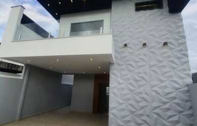 Imagem: A casa possui 3 Dormitórios, 2 Banheiros, 4 Vagas na garagem