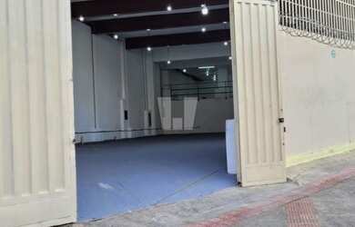 Imagem: O depósito possui 5 Vagas na garagem, 450m² de Área e está