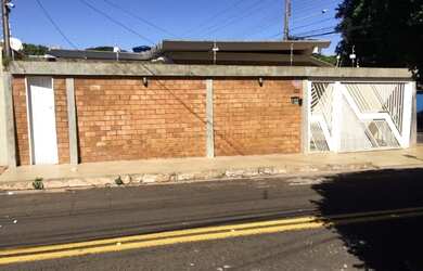 Imagem: A casa possui 3 Dormitórios, 4 Banheiros, 2 Vagas na garagem